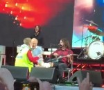 scene chanteur chute Dave Grohl se casse la jambe pendant un concert