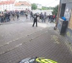 manifestant Une descente de VTT interrompue par des néo-nazis
