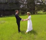couple Un drone filme un moment magique avec des jeunes mariés