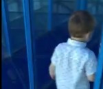 vitre glace Un enfant passe devant dans un labyrinthe de miroirs