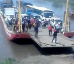 bateau chute ferry Un homme trop pressé de descendre d'un bac