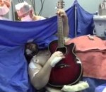 jouer Jouer de la guitare pendant une opération du cerveau