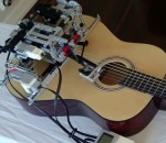 guitare Un robot LEGO Mindstorms joue de la guitare