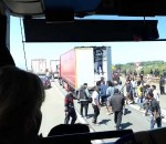 camion Des migrants prennent d'assaut la remorque d'un camion