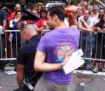 homme Un policier de New York danse pendant la Gay Pride