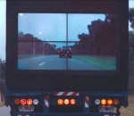 camera Un écran à l'arrière d'une remorque de camion pour voir la route devant