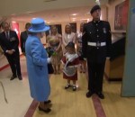 frapper fail Une petite fille frappée par un soldat devant la reine d'Angleterre