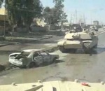 piege explosion Un tank roule sur une voiture piégée