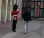 toucher reine Un touriste dérange un garde Royale
