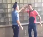policier coup Arrestation par KO