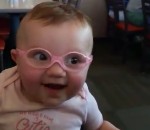 bebe Un bébé voit net grâce à ses nouvelles lunettes