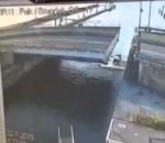 pont Un conducteur trop pressé sur un pont mobile