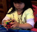 enfant Une fillette de 2 ans résout un Rubik's Cube en 70s