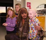 caraibe depp Jack Sparrow rend visite à des enfants malades