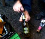bouteille ouvrir Ouvrir une bière avec ses pieds