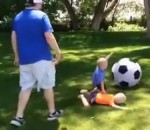 chute enfant ballon Le papa de l'année joue au foot avec ses enfants