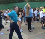 homme danse Un papa s'éclate pendant un concert