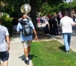manifestant Un troll s'est incrusté dans une marche du KKK avec un soubassophone
