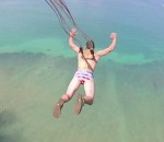 suspension josh BASE jump avec un parachute accroché à la peau du dos 