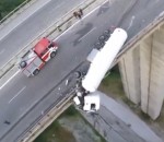 pont camion bloquer Un camion suspendu dans le vide à 128 mètres de hauteur