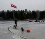 lettonie Un carrousel de glace à la surface d'un lac gelé