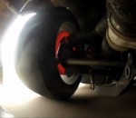 roue freinage Les disques de frein d'une voiture pendant une course