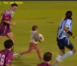 marquer Un enfant de 4 ans marque un essai pendant un match de rugby