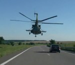 route Un hélicoptère vole au-dessus d'une route