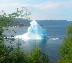iceberg vague rouler Un iceberg se brise près d'une côte