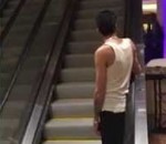 arret homme Ivre, il prend l'escalator