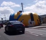 gonflable geant vent Attaque d'un Minion géant sur une route