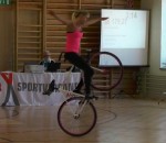 equilibre velo Nicole Frýbortová danse sur un vélo