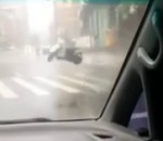 typhon taiwan Un scooter soulevé par un typhon