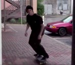 skateboard Un skateur se fait percuter par une voiture