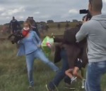 croche-pied coup Une caméraman hongroise fait un croche-pied à un migrant