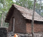 cabane primitif Construction d'une cabane avec un toit en tuile à partir de rien