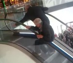 escalator Deux vieux dans un escalator pour un hamburger
