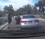 etrange Une femme saute de sa voiture et provoque un accident