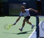 tennis match Gasquet contourne le filet et marque un joli point