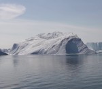 briser fjord Un énorme iceberg se brise dans un fjord
