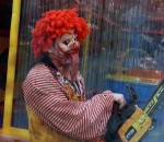jeu enfant aire Le massacre de Ronald McDonald dans une aire de jeux