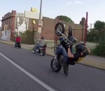 moto percuter Un motard percute un feu de circulation