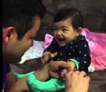 fille bebe Un papa coupe les ongles de son bébé