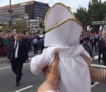 deguisement bebe Le Pape embrasse un bébé Pape