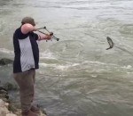 carpe peche Un homme pêche avec un slingbow