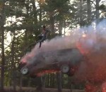 voiture feu Saut épique depuis une voiture en feu