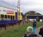 accident percuter collision Un train percute un bus scolaire