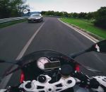 vitesse Balade en moto sur une route de montagne