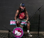 batteur Mike Portnoy joue sur une batterie Hello Kitty