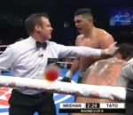 boxe match Un boxeur supplie l'arbitre d'arrêter le combat